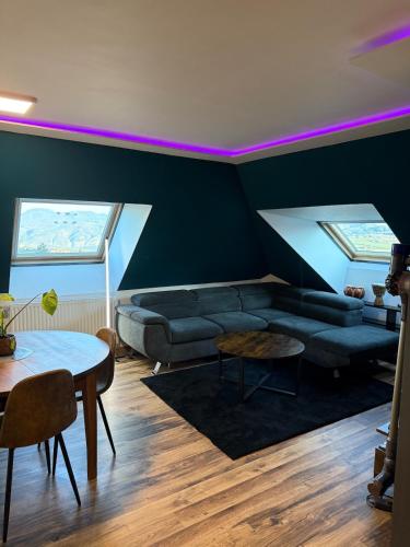 un salon avec un canapé et une table dans l'établissement Chaleureux T2 avec bureau, à Sigoyer