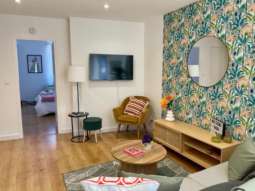 Stylish Apartment with Balcony - Very Central - Long Stays and Pets Welcome