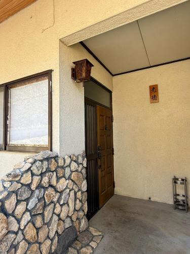 an empty room with a door and a window at 楓リゾート鬼怒川温泉 优雅宽敞的日式独栋旅馆 in Nikko