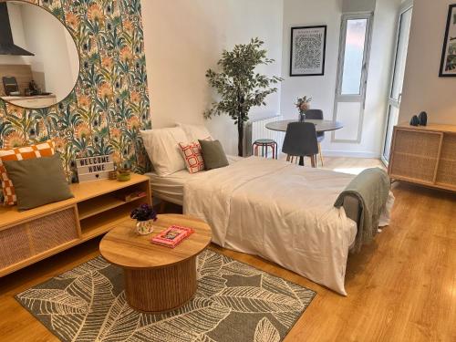 Stylish Apartment with Balcony - Very Central - Long Stays and Pets Welcome