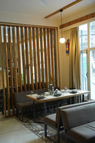 Un restaurante o sitio para comer en Deva's Retreat