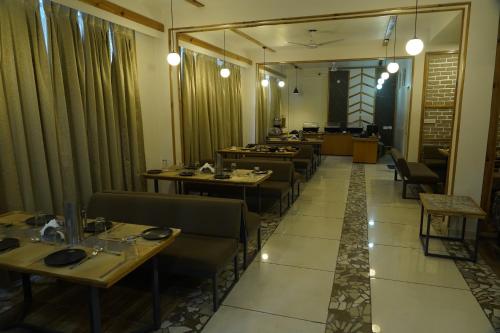 Un restaurante o sitio para comer en Deva's Retreat