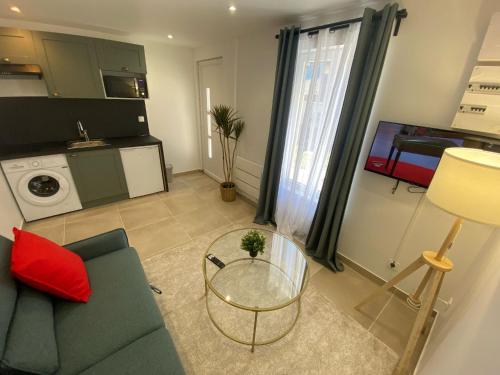 a living room with a couch and a glass table at G-Logement-Francilien Villa Parc des expositions Villepinte, Bourget, Astérix , Paris in Goussainville