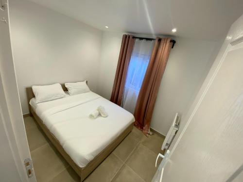 a small bed in a room with a window at G-Logement-Francilien Villa Parc des expositions Villepinte, Bourget, Astérix , Paris in Goussainville