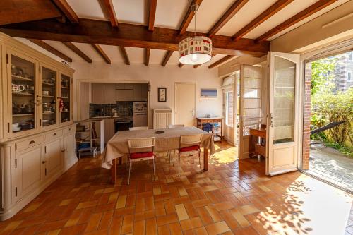 une cuisine et une salle à manger avec une table et des chaises dans l'établissement Le Dinarzh - 500m plage - Terrasse, à Dinard