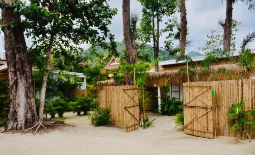 Κήπος έξω από το Tides Signature Koh Chang boutique resort