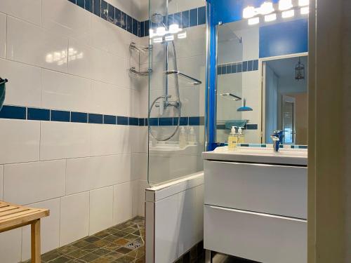 une salle de bain avec douche et lavabo dans l'établissement Spacieux T2 au Rives du Lez, Parking, proche Gares et Centre ville, à Montpellier