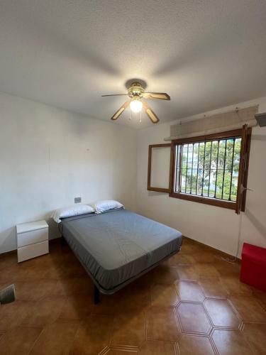 a bedroom with a bed and a ceiling fan at Casa Ángeles in Benicàssim