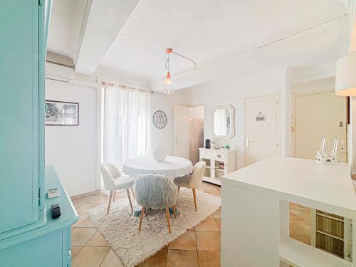 une cuisine et une salle à manger avec une table et des chaises dans l'établissement Zone piétonne - Wifi, AC, 4 pers, à Nice