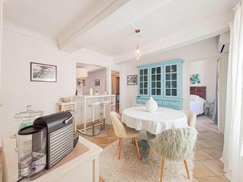 une salle à manger avec une table et une télévision dans l'établissement Zone piétonne - Wifi, AC, 4 pers, à Nice