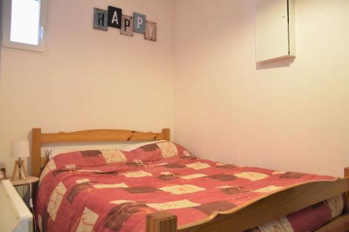 une chambre avec un lit avec une couette dessus dans l'établissement Appartement 2 pièces - Gruissan GN170-115, à Gruissan