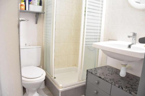 une salle de bain avec toilettes, douche et lavabo dans l'établissement Appartement 2 pièces - Gruissan GN170-115, à Gruissan