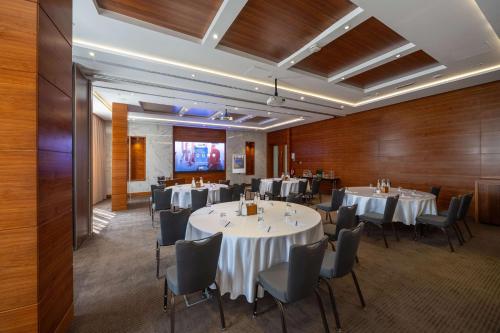 TV a/nebo společenská místnost v ubytování Radisson Blu Hotel, Dubai Waterfront