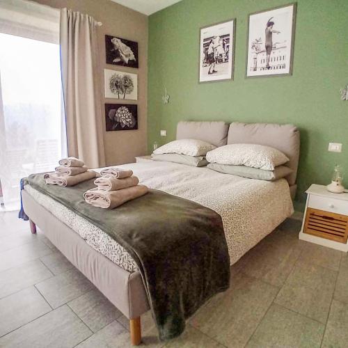 a bedroom with a bed with towels on it at Lavanda e Rosmarino in Miasino