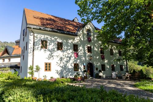 Spodnja IdrijaにあるKendov Dvorecの赤い屋根の大きな白い建物