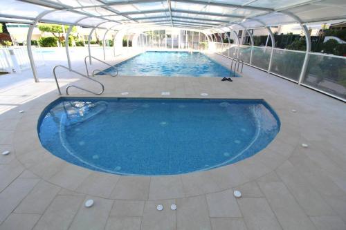 Piscina de la sau aproape de Apartamento Playa y Centro Albir