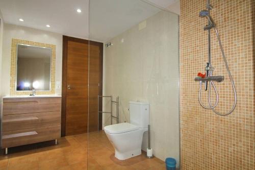 a bathroom with a toilet and a shower in it at Chalet a 500m del mar in Altea
