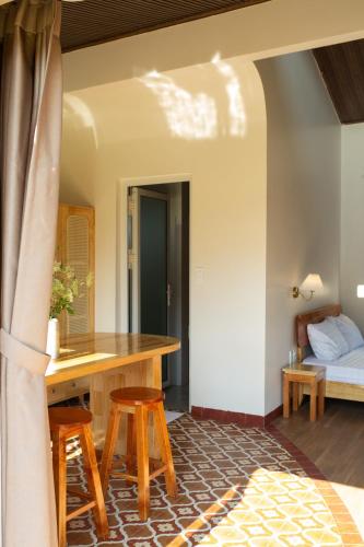 Кровать или кровати в номере Gỗ Bungalow & Homestay