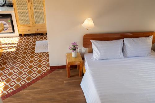 Кровать или кровати в номере Gỗ Bungalow & Homestay