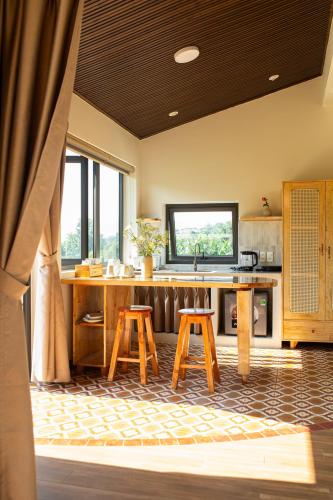 Кухня или мини-кухня в Gỗ Bungalow & Homestay
