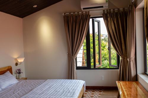 Кровать или кровати в номере Gỗ Bungalow & Homestay