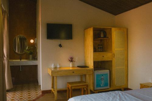 Кровать или кровати в номере Gỗ Bungalow & Homestay