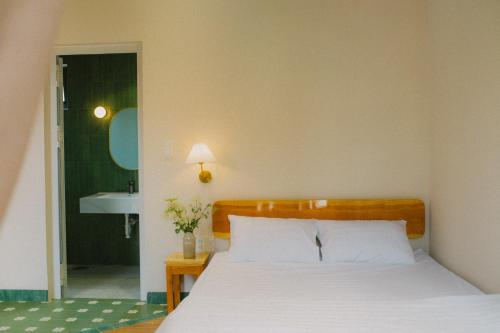 Кровать или кровати в номере Gỗ Bungalow & Homestay