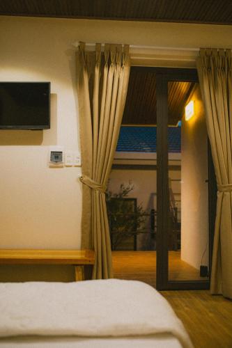 Кровать или кровати в номере Gỗ Bungalow & Homestay