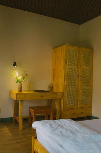 Кровать или кровати в номере Gỗ Bungalow & Homestay