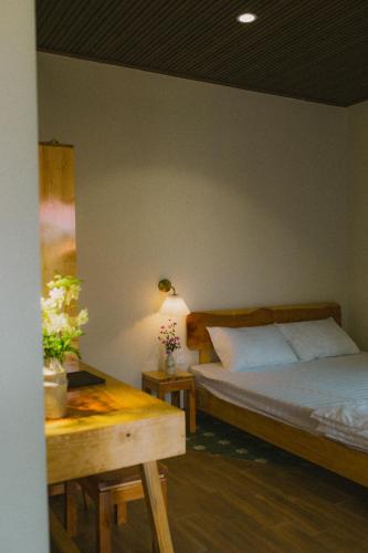 Кровать или кровати в номере Gỗ Bungalow & Homestay