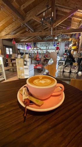 eine Tasse Kaffee auf einem Teller auf einem Tisch in der Unterkunft Casa Lola in Rueda
