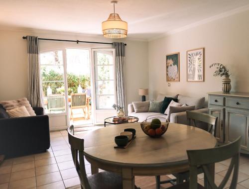 Χώρος καθιστικού στο Appartement 3 pièces Climatisé dans une Résidence avec Piscine