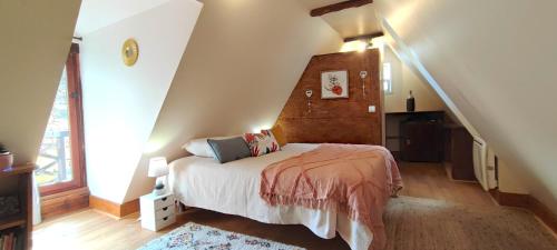 - une chambre avec un lit dans un escalier dans l'établissement Le Sainte Catherine, à Montignac