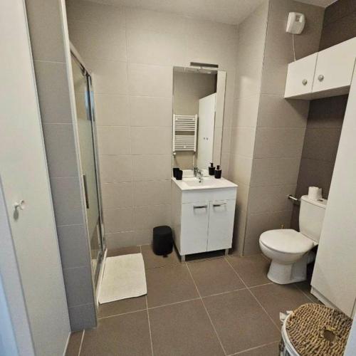 Ένα μπάνιο στο Celia - Charming 1BR with terrace near Ajaccio