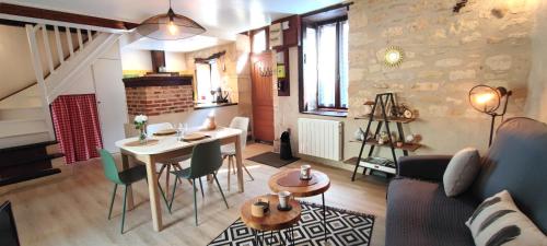 un salon avec une table et quelques chaises dans l'établissement Le Sainte Catherine, à Montignac
