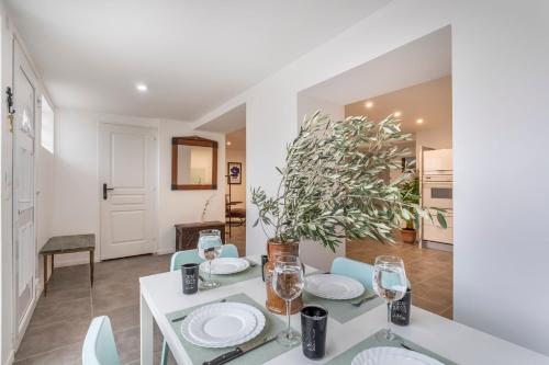 une salle à manger avec une table et des chaises blanches dans l'établissement Appart 2 ch - Proche des plages et des Calanques, à Marseille
