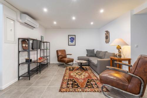 un salon avec un canapé et une table dans l'établissement Appart 2 ch - Proche des plages et des Calanques, à Marseille