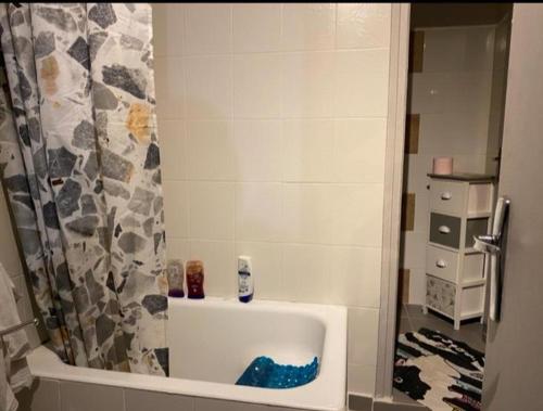 une salle de bain avec une baignoire et un rideau de douche dans l'établissement Studio Cervione, à Cervione
