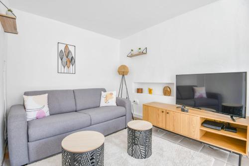 un salon avec un canapé et une télévision dans l'établissement Le Saens - Appart 1 ch proche Vieux-Port, à Marseille