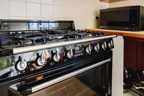 Dapur atau dapur kecil di Seastay Linen included -Town location