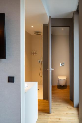 a bathroom with a toilet and a sink at Ocean Drive Madrid in Madrid