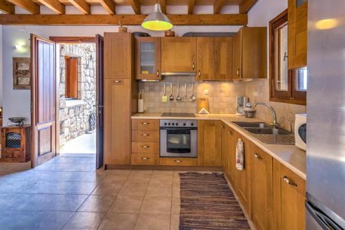 Η κουζίνα ή μικρή κουζίνα στο Sea Front Stone Villa near Monemvasia