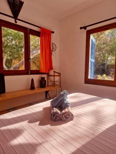 Ένα ή περισσότερα κρεβάτια σε δωμάτιο στο Studio Migjorn, immerso nel verde a pochi passi dal mare