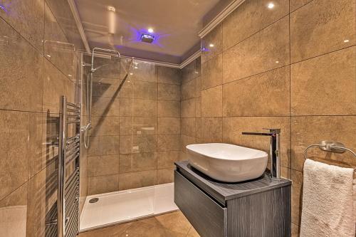 un baño con lavabo y ducha en Finest Retreats - Ttich Manor Retreat, en Milton Keynes