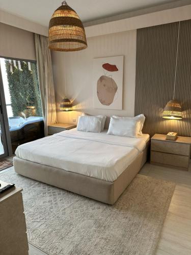 a bedroom with a large bed in a room at شقة فاخرة بإطلالة بحرية في داماك in Jeddah