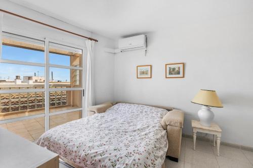 サン・ペドロ・デル・ピナタルにあるMarina Vibes apartment with poolのベッドと窓のある寝室