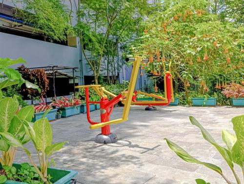 Ο χώρος παιχνιδιού για παιδιά στο 1BR Parahyangan Residences W Pool