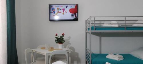 a small room with a bunk bed and a table and a tableablish at Dante Alighieri 528 in Bari
