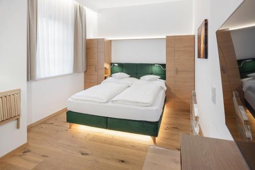 a bedroom with a large bed in a room at Gasthof zum Goldenen Hirschen in Ybbsitz