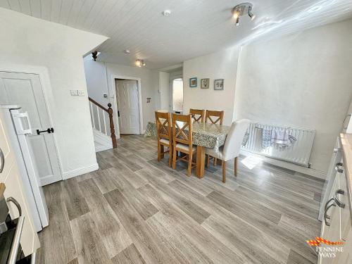 Un comedor con mesa y sillas en The Nookery - Cosy Cottage in the Heart of Town, en Alston